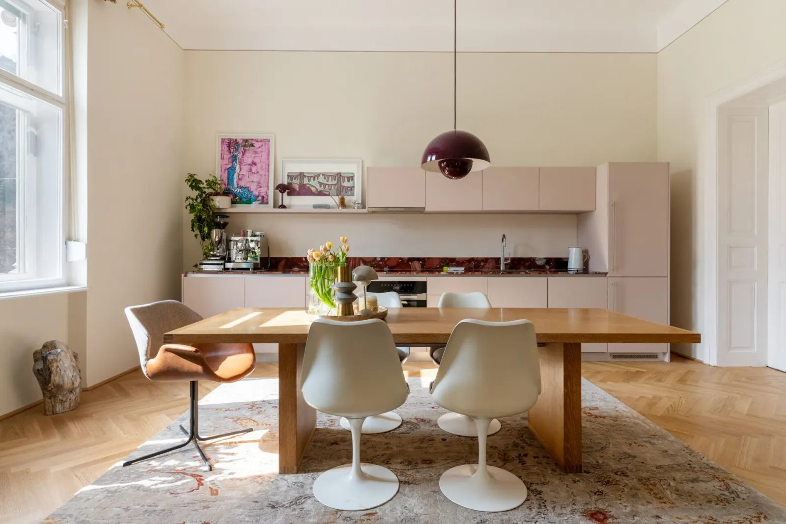 Altbauküche mit hohen Decken – Immobilienfoto Wien