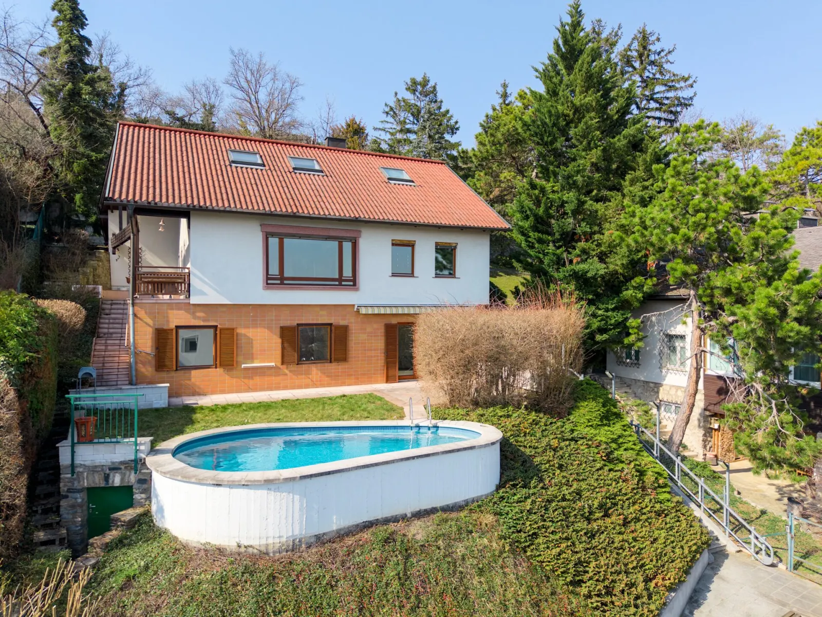 Drohnenaufnahme eines Hauses mit Pool – Immobilienfotografie Wien