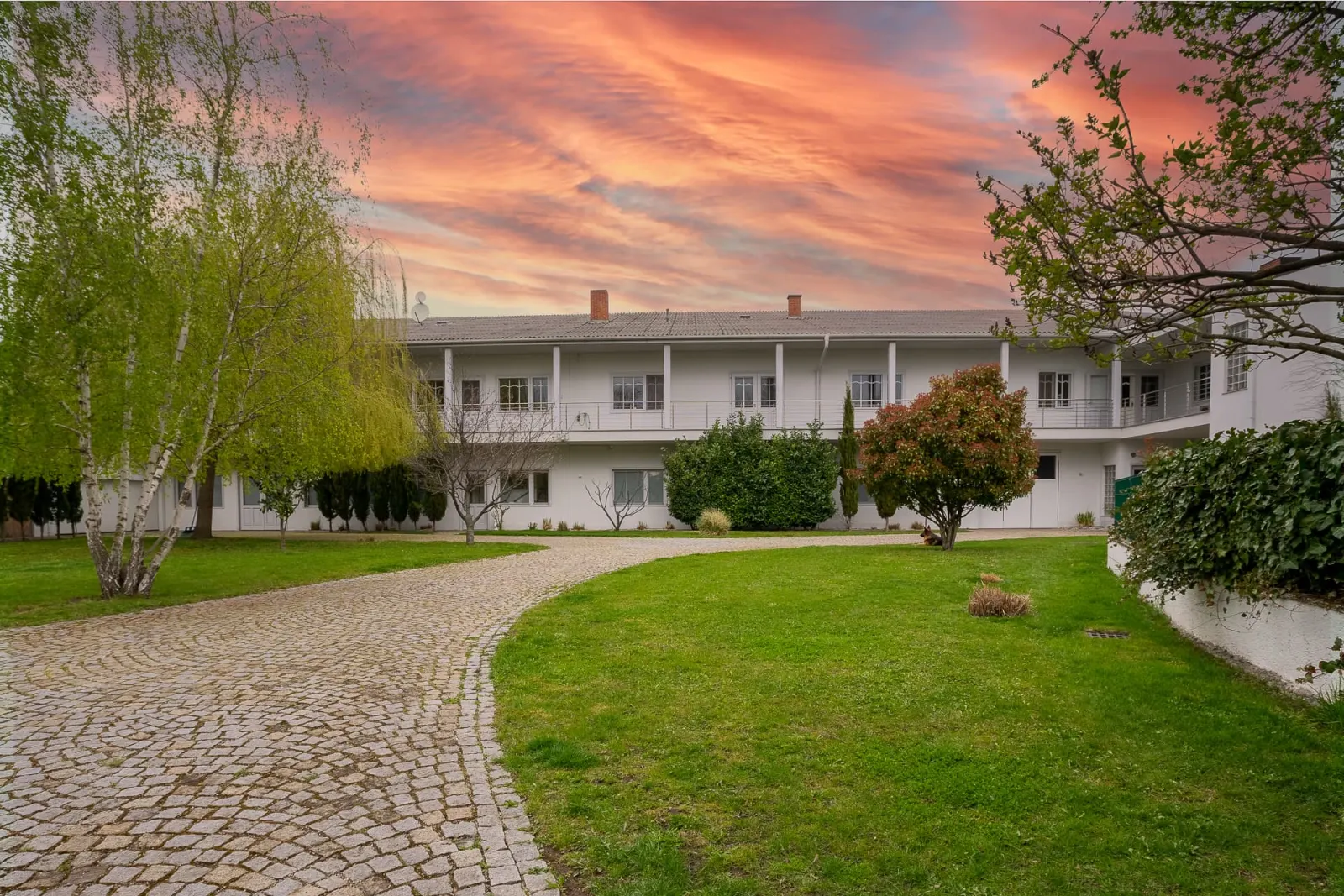 Einfamilienhaus mit Wiese im Abendlicht – Immobilienfoto Niederösterreich
