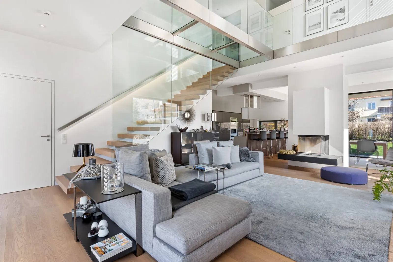 Penthouse-Wohnzimmer mit großen Fenstern – Immobilienfoto Wien