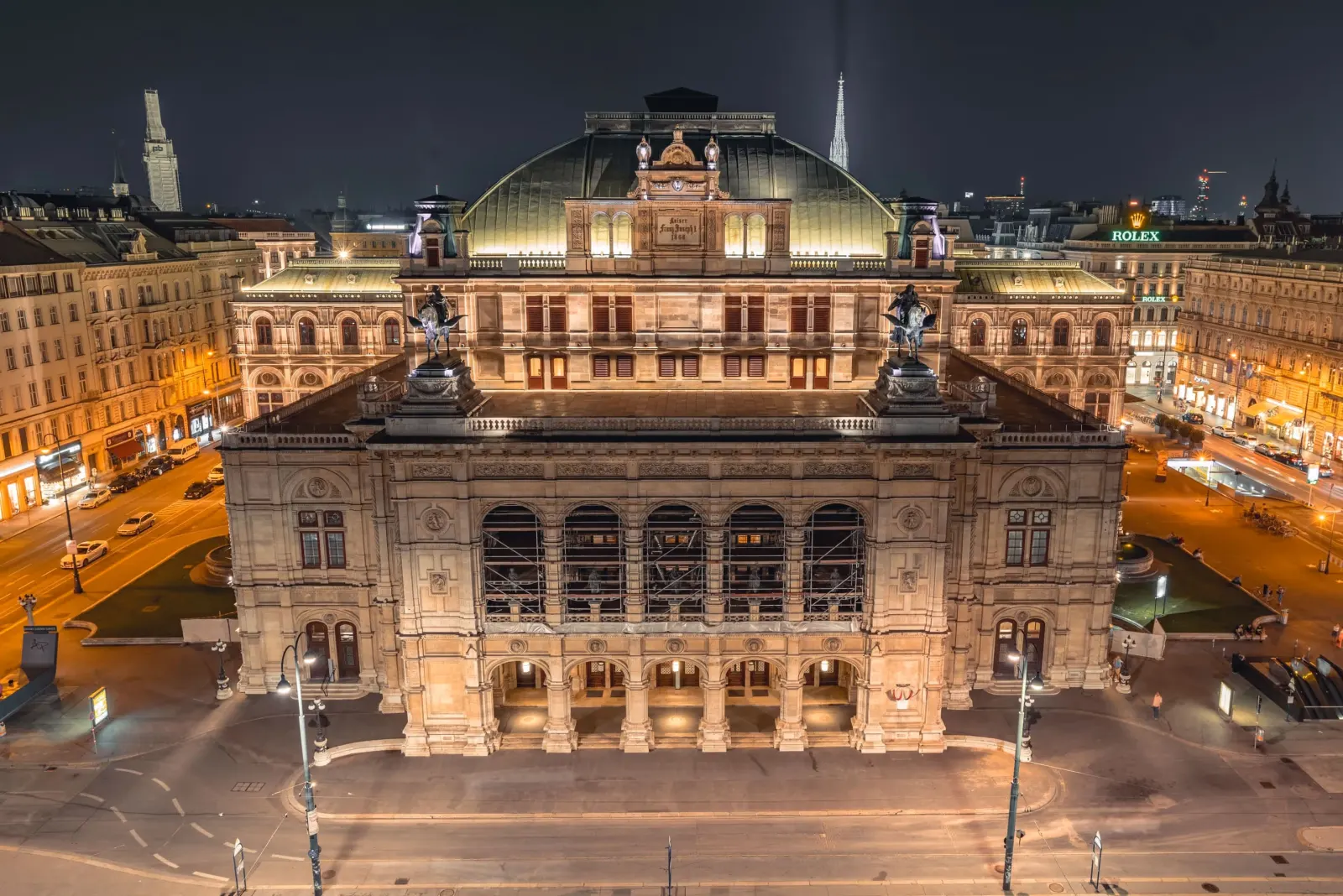 Wiener Staatsoper bei Nacht mit beleuchteter Fassade – Architekturfotografie Wien