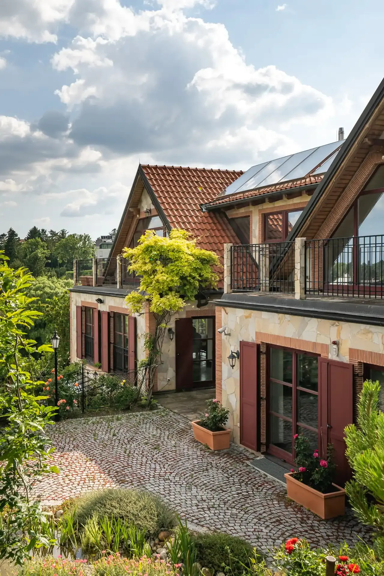 Villa mit Natursteinfassade, Ziegeldach und Garten – Immobilienfotografie in Wien