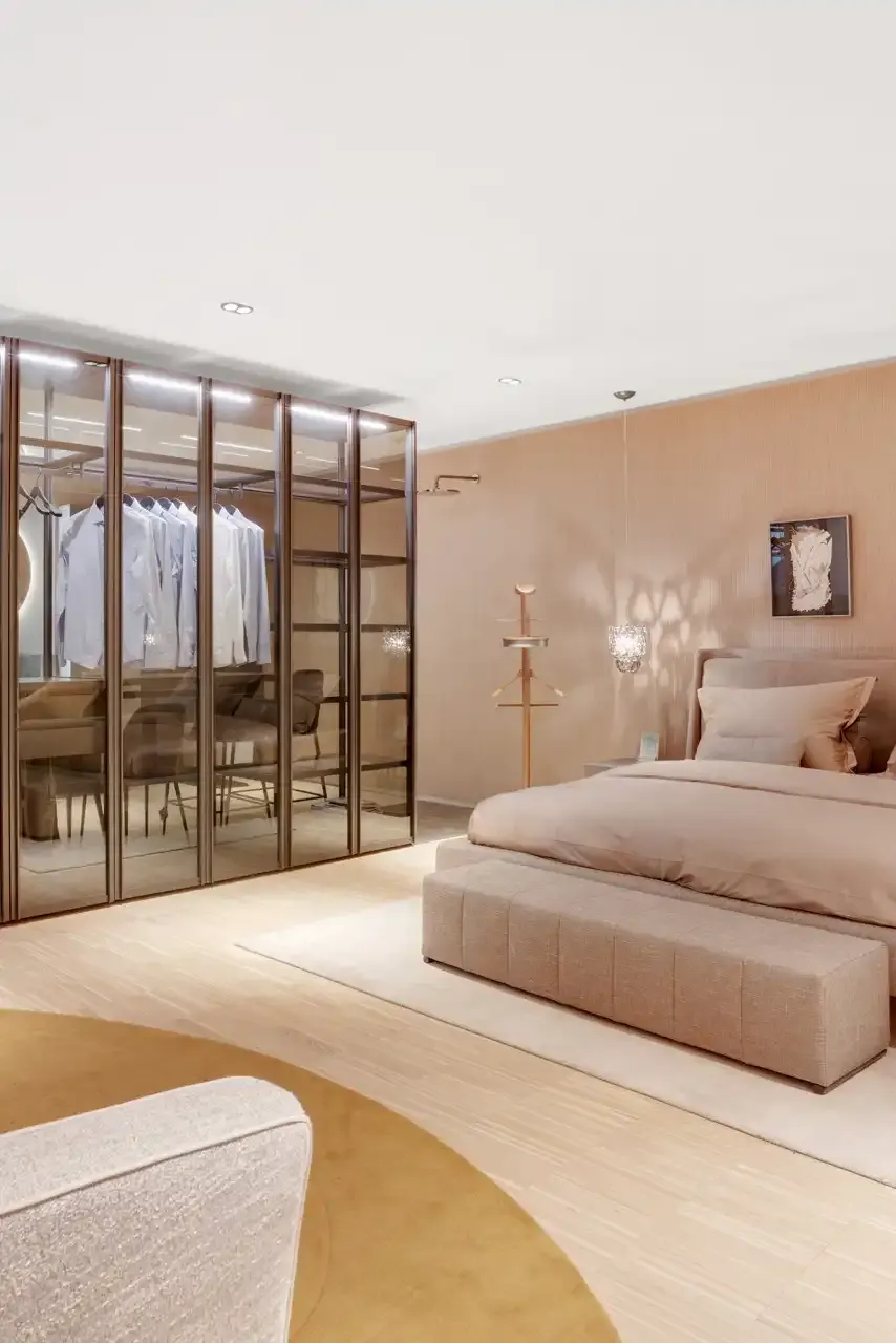 Elegantes Schlafzimmer mit Glas-Schrankwand und warmer Beleuchtung – Immobilienfoto einer Wohnimmobilie in Wien